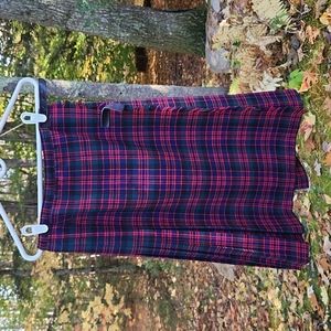 Wool tartan kilt in red and green